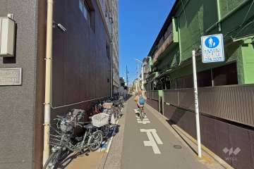 敷地の東側前面道路（南側から）