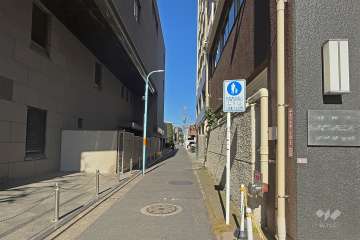 敷地の西側前面道路（南側から）