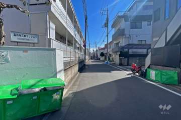 敷地南側の前面道路（西側から）
