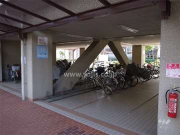 2号棟のピロティ部分にある駐輪場