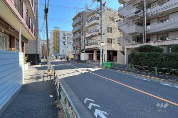 敷地の北側前面道路（西側から）