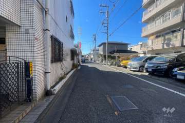 敷地東側の前面道路