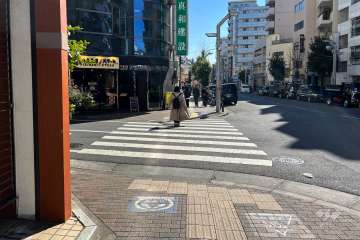 敷地西側の前面道路（北側から）