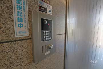 エントランスはオートロック付きです。