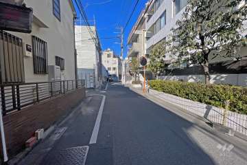 敷地の南側前面道路（東側から）