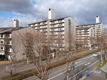 栄南団地の全景。管理棟も含め全10棟で構成されています。