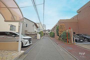 敷地南側の前面道路