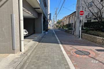 敷地南側の前面道路（西側から）