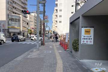 敷地西側の前面道路（南側から）