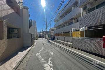 敷地の北側前面道路（西側から）