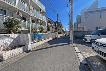 敷地の南側前面道路（西側から）