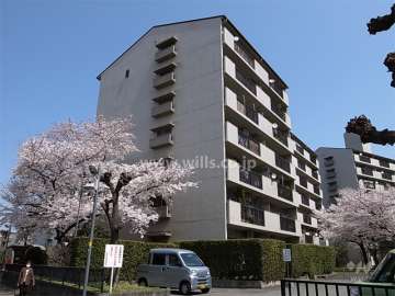 8号棟は敷地の中ほど、西側にあり、静かです。