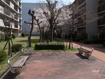 8号棟南東側の広場。敷地の各所に公園、広場が設けられています。