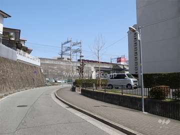 10号棟の北側には阪急宝塚線が走っています。