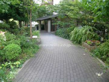 緑に囲まれたエントランスアプローチ