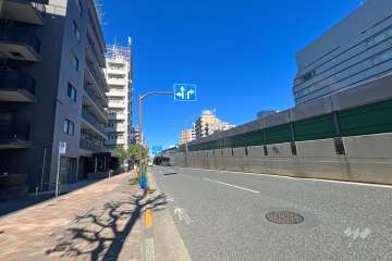 敷地東側の前面道路（南側から）