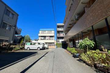 敷地西側の前面道路（南側から）