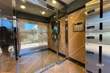 エントランスはオートロック付きです。