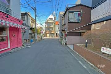 敷地の北側前面道路（西側から）