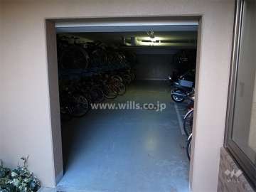 エントランス横の屋内にある駐輪場