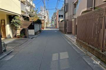 敷地北側の前面道路（西側から）