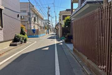 敷地東側の前面道路（北側から）