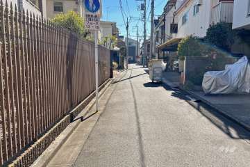 敷地西側の前面道路（北側から）