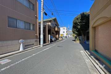 敷地の南東側前面道路（南西側から）