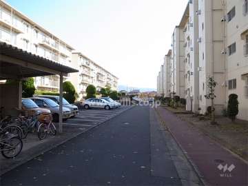 敷地内駐車場（平面式）と駐輪場
