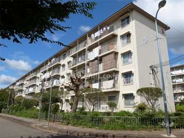 公社清和台住宅３号棟の外観（南東側から）