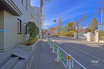 敷地の北側前面道路（東側から）