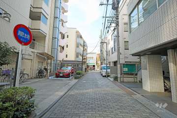 敷地北側の前面道路（東側から）