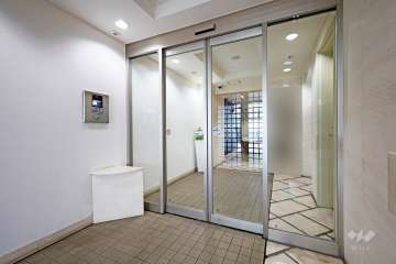 エントランスホールはオートロック付きです。