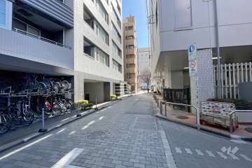 敷地西側の前面道路
