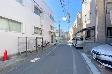 敷地北側の前面道路（東側から）