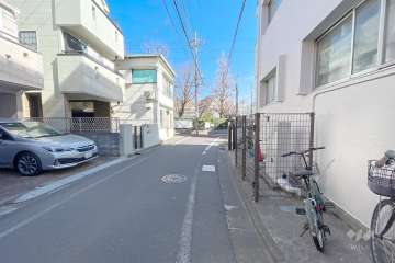 敷地北側の前面道路（西側から）