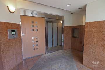 エントランスはオートロック付きです。