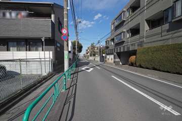 敷地西側の前面道路（南側から）