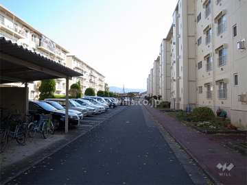 敷地内駐車場（平面式）と駐輪場