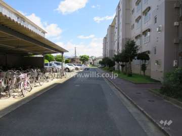 敷地内駐車場（平面式）と駐輪場