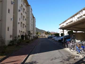 敷地内駐車場（平面式）と駐輪場