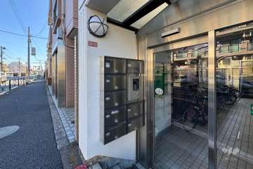 エントランスはオートロック付きです。　