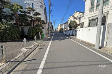 敷地北側の前面道路（東側から）