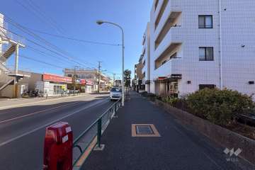 敷地北東側の前面道路（北西側から）