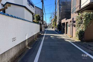 敷地西側の前面道路