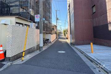 敷地西側の前面道路（北側から）