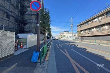 敷地の北側前面道路（東側から）