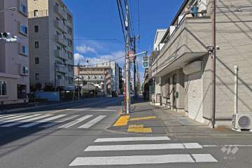 敷地の北側前面道路（東側から）