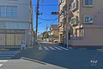 敷地の東側前面道路（北側から）