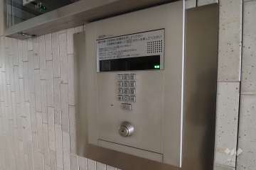 エントランスはオートロック付きです。